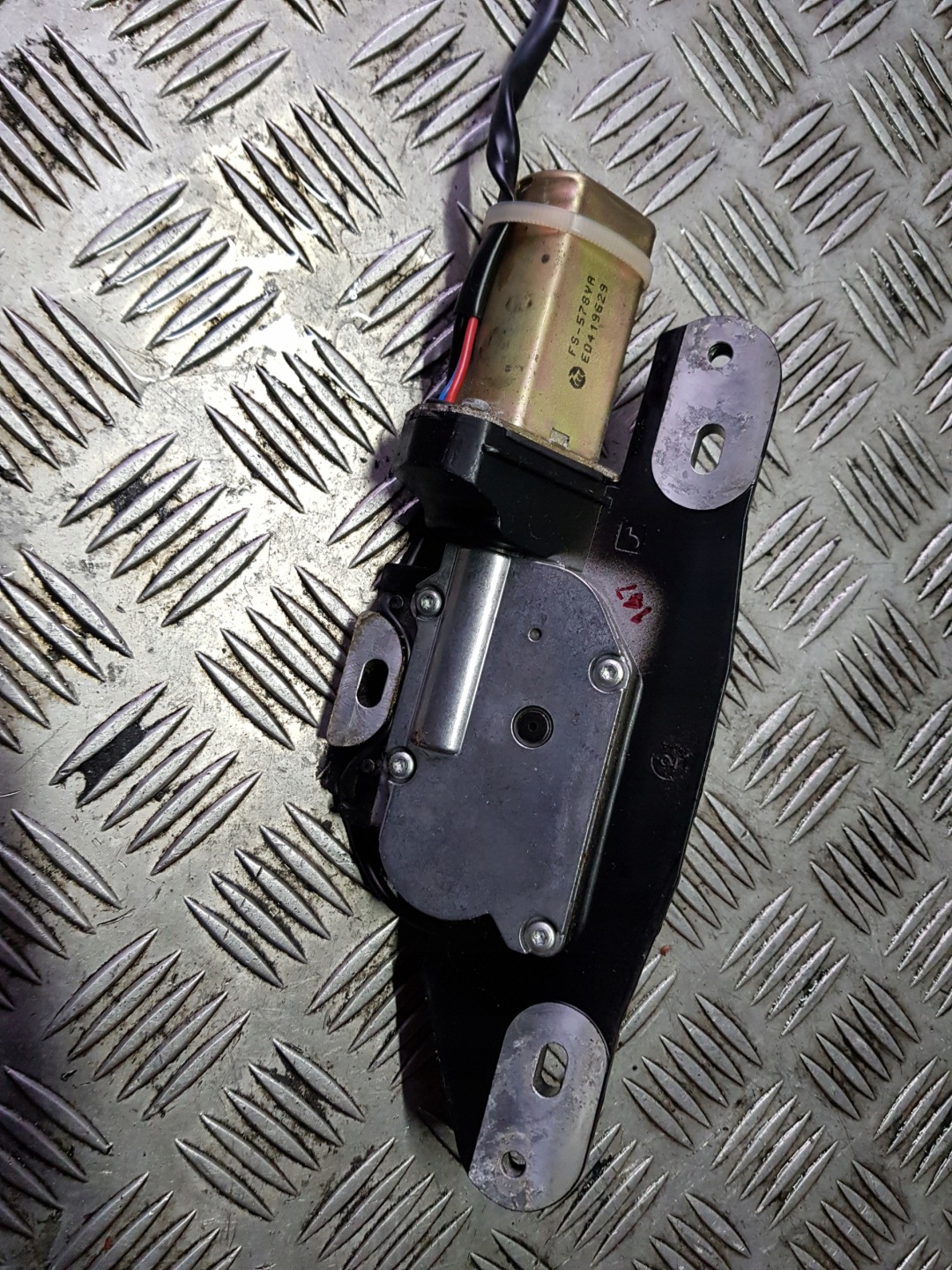 BMW 5 E39 lock bonnet DOMYKANIE 8362371