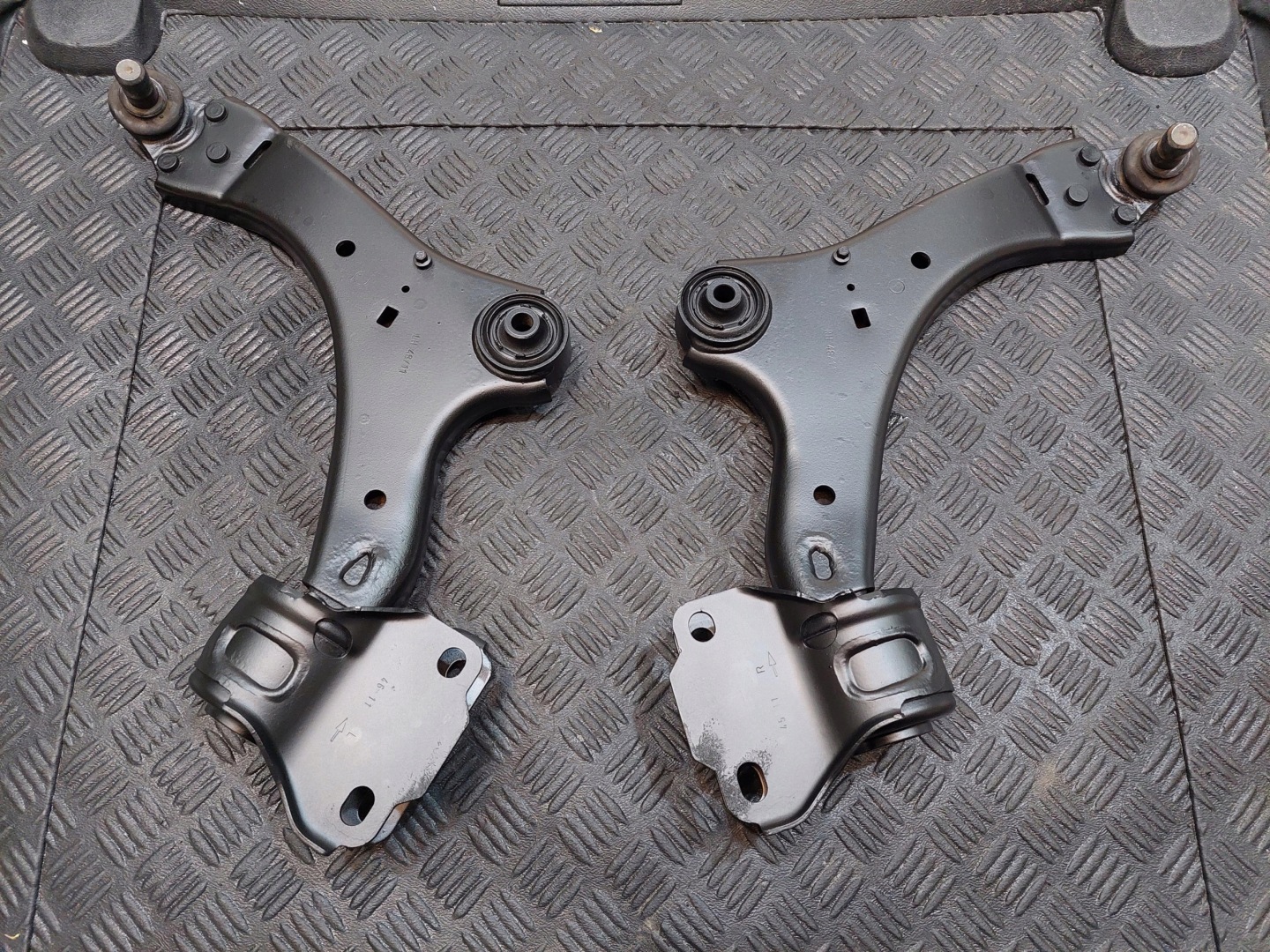 arm lower front front left right VOLVO XC70 II 2.4 D