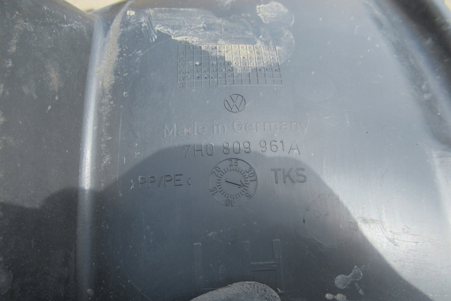 VW T5 05R 2.5 TDI mudguard left front 7H0809961A