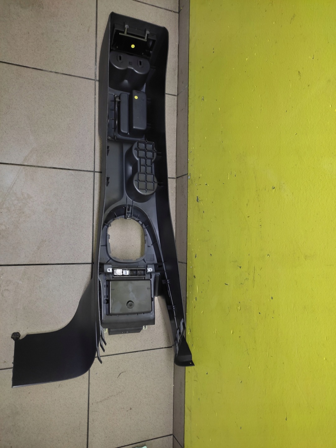 VW TOURAN TUNEL mitte 2K0863241C