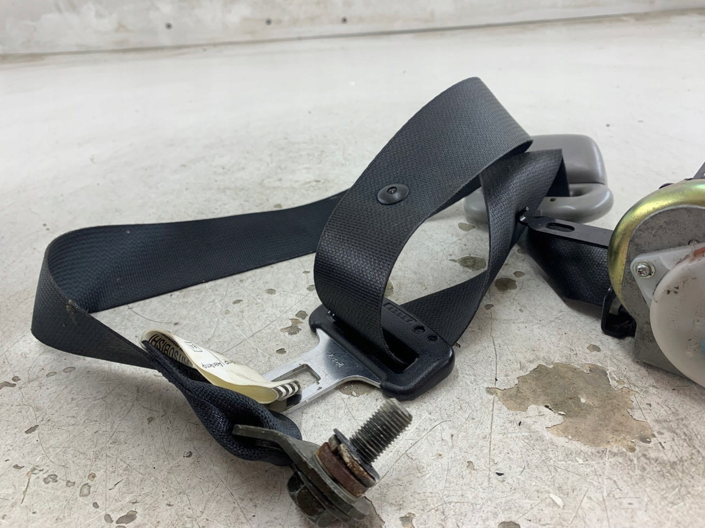 MITSUBISHI OUTLANDER and seat belt left front