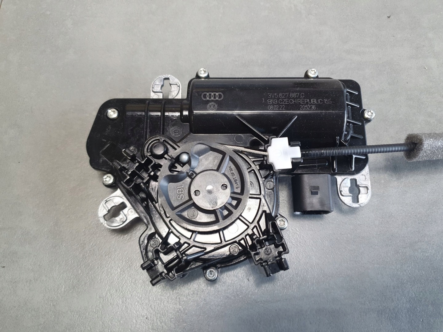 Audi Q8 dociag bonnet boot 3V5827887C