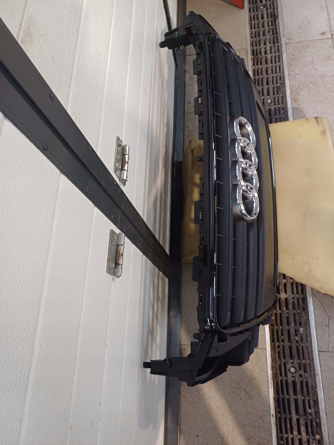 Grill AUDI A5 B8 8T0853651E vor Lift