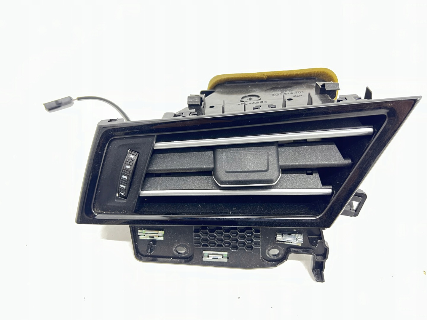 grid air conditioning devices left front VW PASSAT B8 3G1819701D