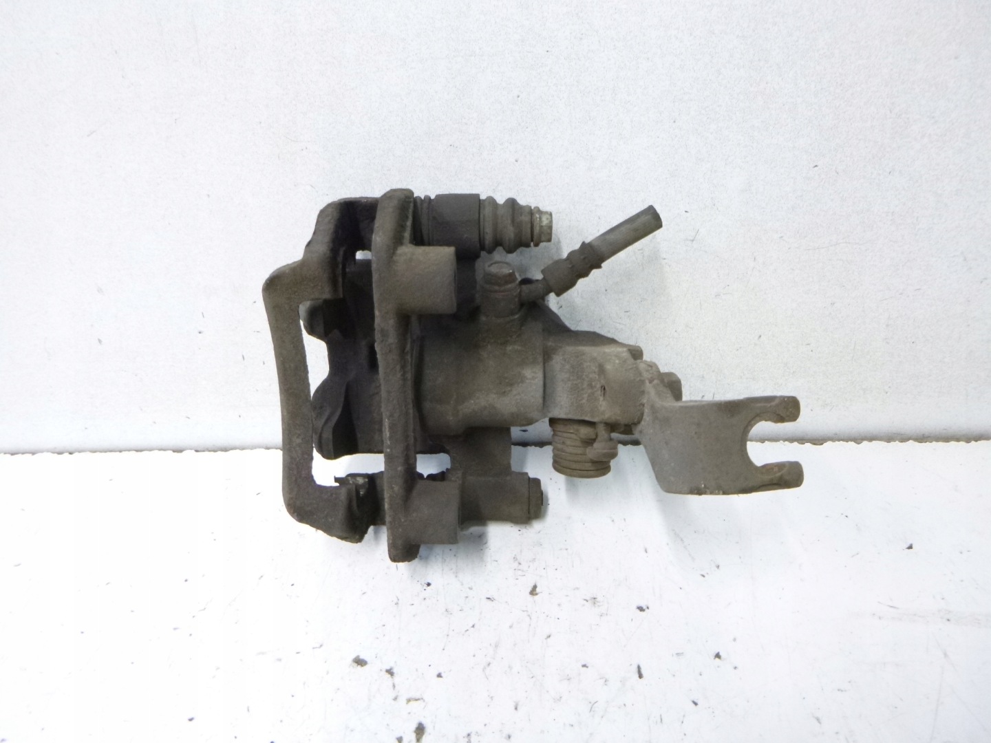 caliper brake rear part right Mazda Premacy 2002r.