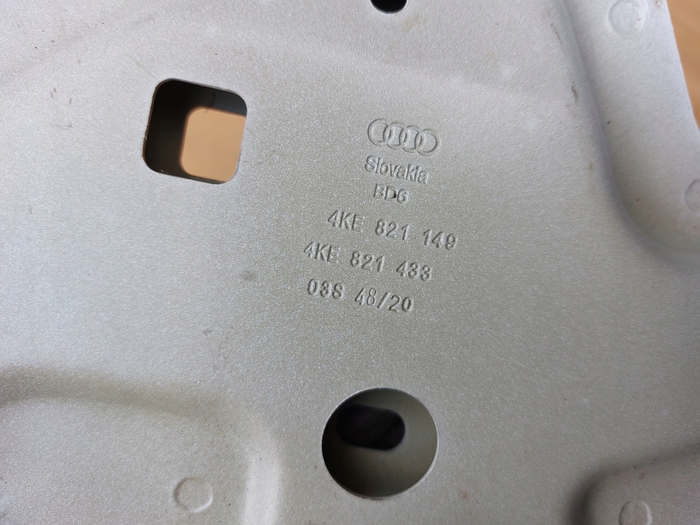 Console Aile Gauche Avant Audi E-TRON 4KE821149