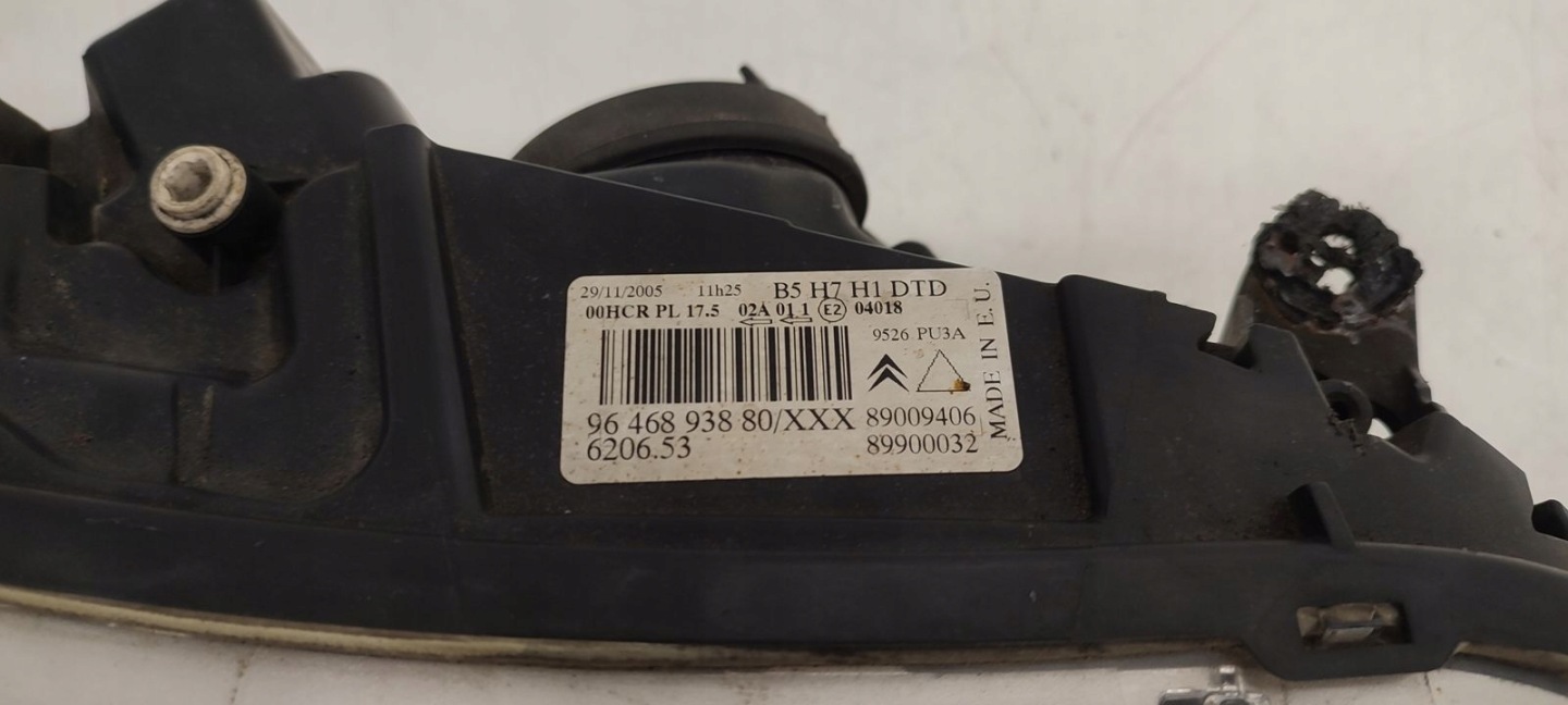 light front front right Citroen C4 and 1,6 HDI