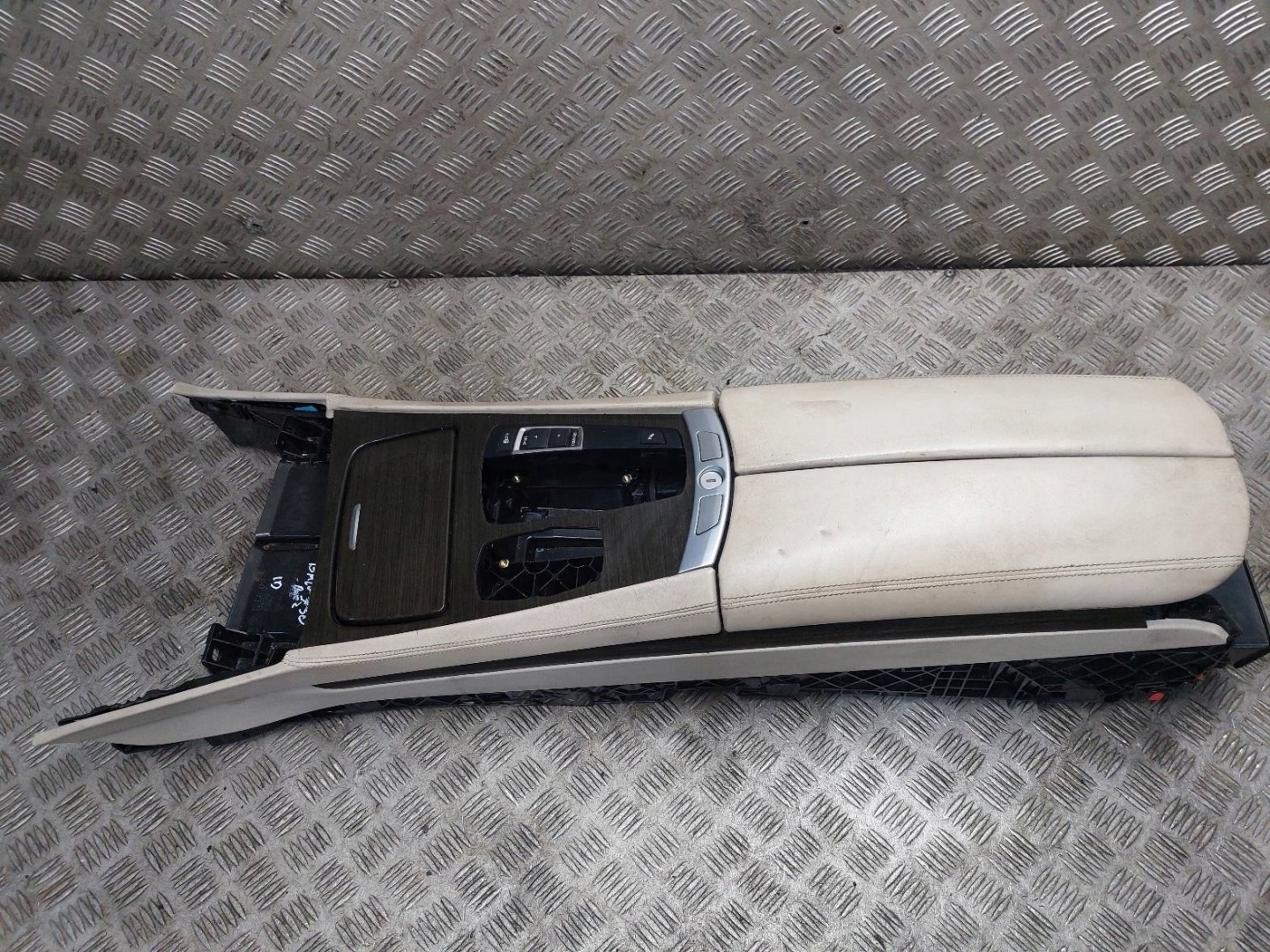 TUNEL central armrest BMW F01 730D UK 9112677