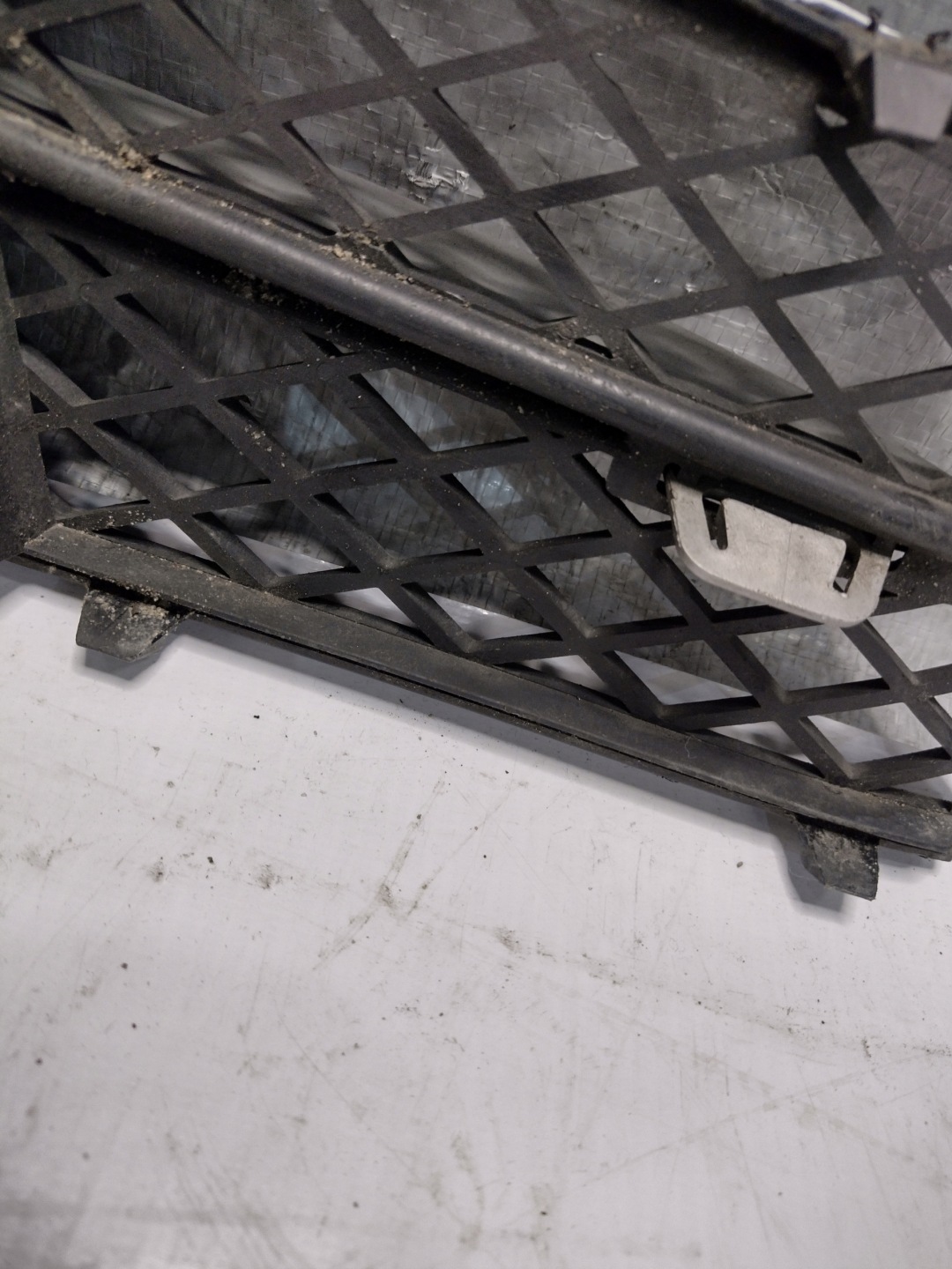 grid of a bumper left front BMW F11 7200699