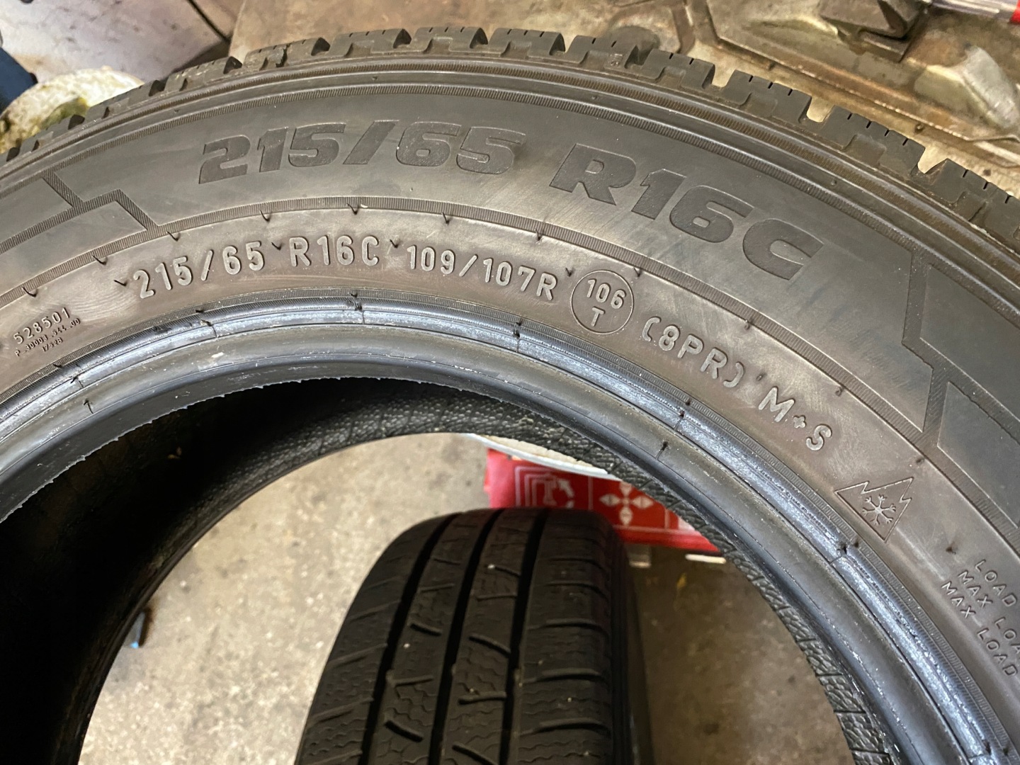 2 tyres winter 215/65R16C Pirelli Carrier Winter as new 9mm