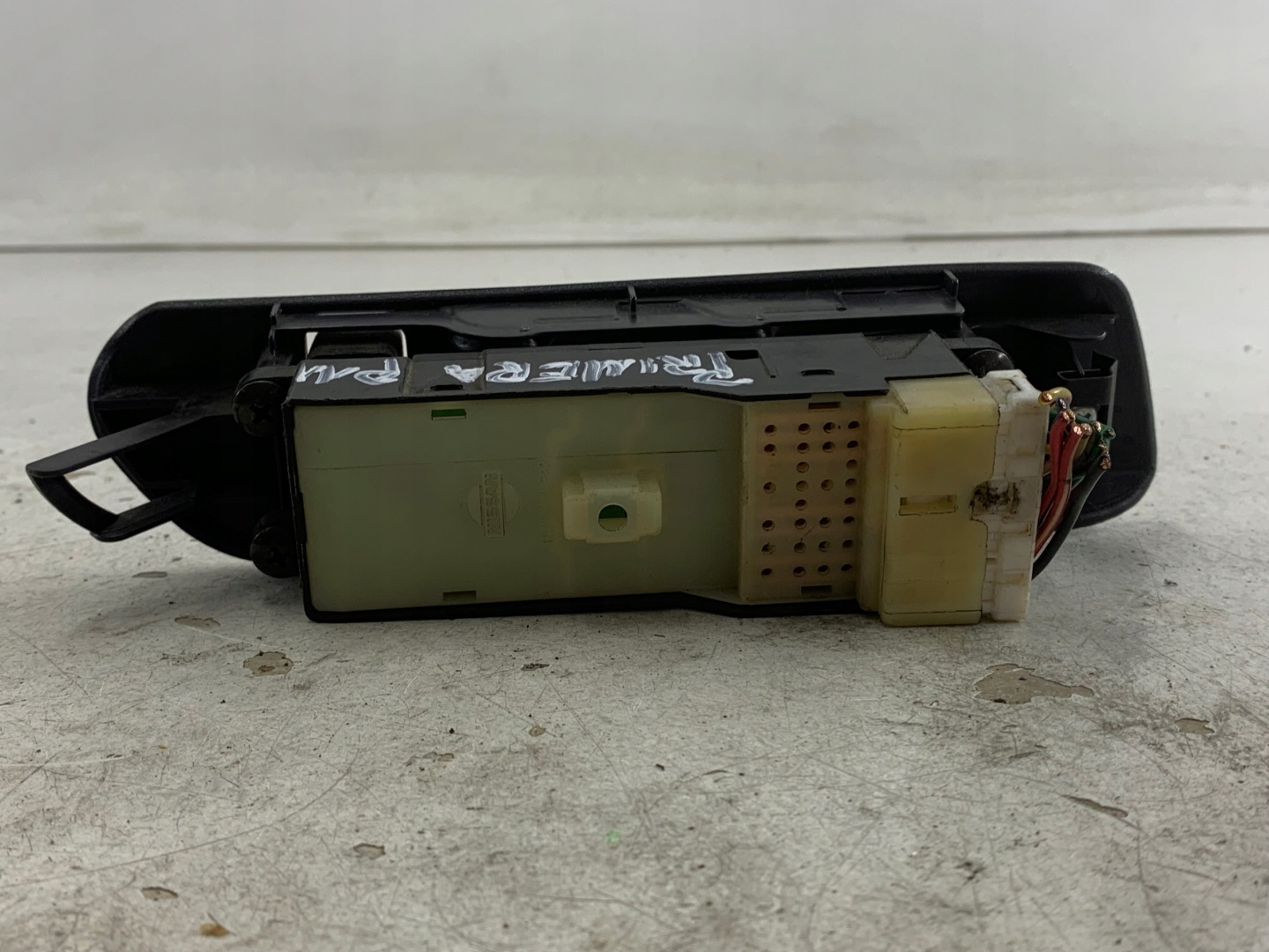 NISSAN PRIMERA P11 PANEL okna levý předek