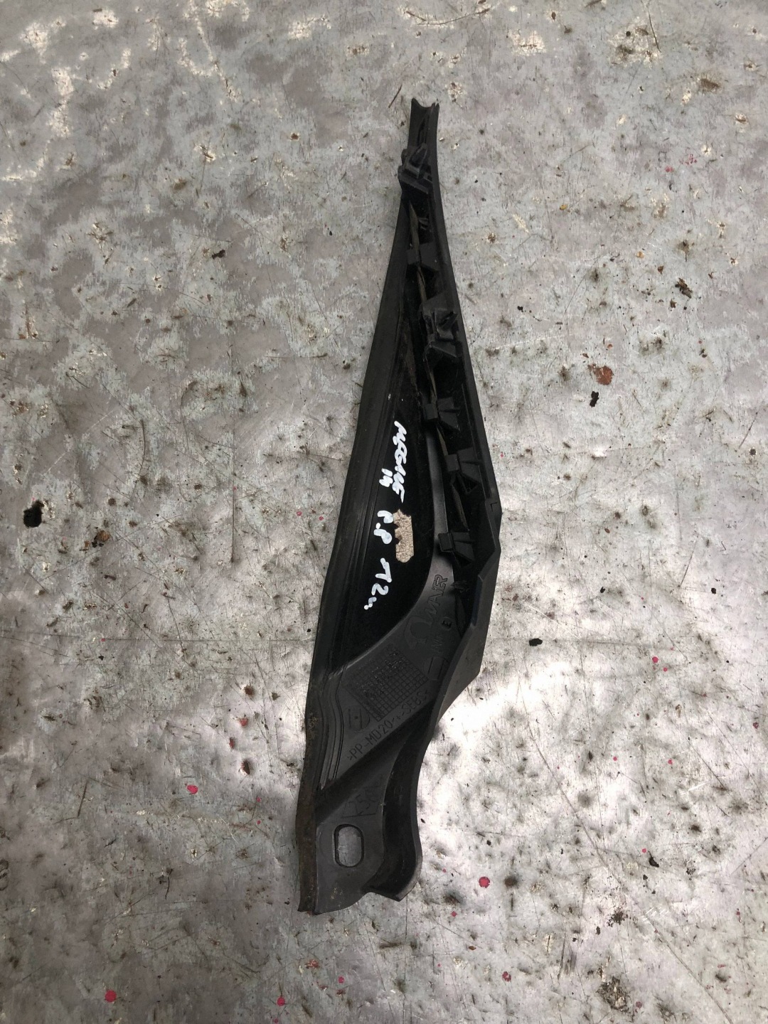 corner under the window right front RENAULT MEGANE III 668620007R