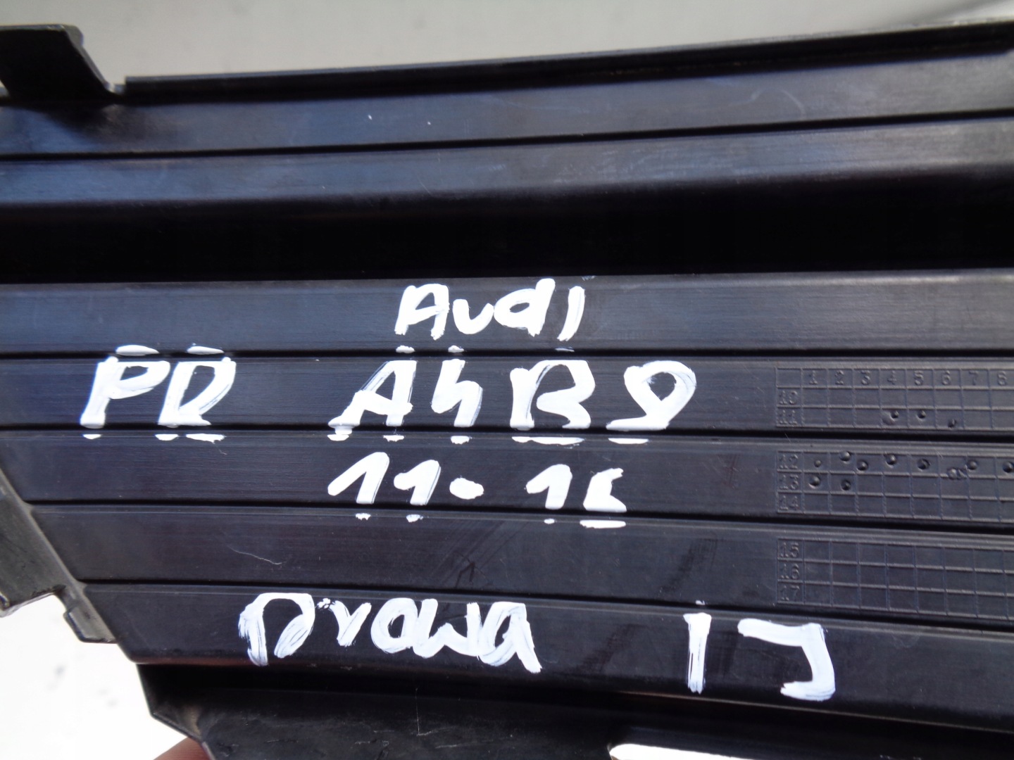 grid of a bumper front right AUDI A4 B8 8K 8K0 11-14