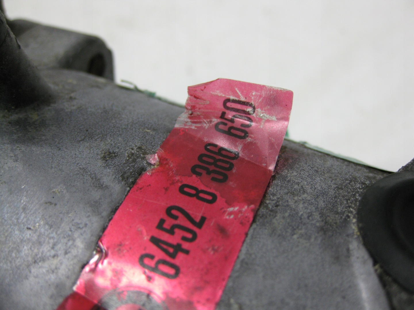 BMW 3 E46 2.0 D compressor of the air conditioning compressor; 64528386650