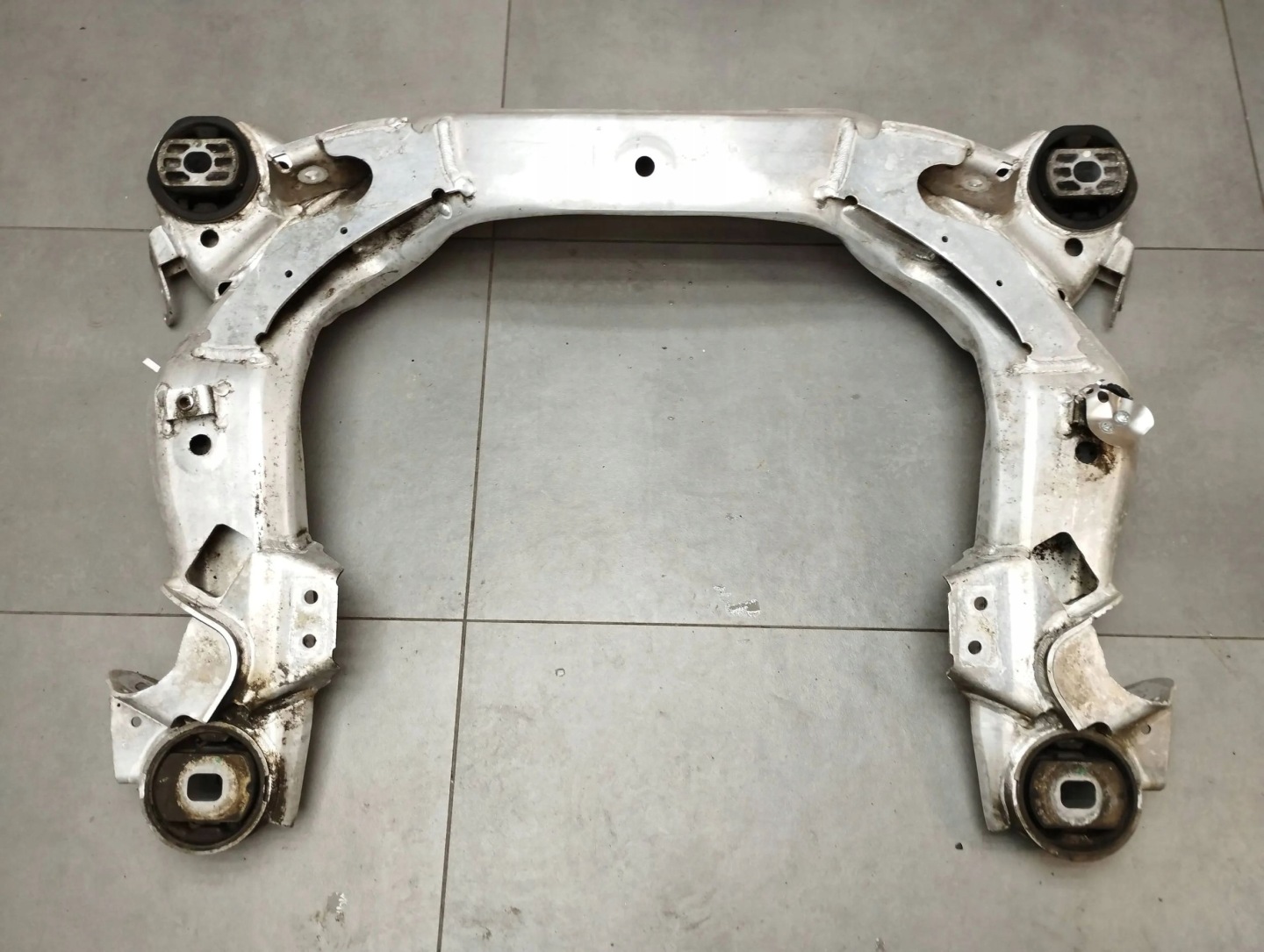 Volkswagen Phaeton 3.0 TDI axle beam subframe of the engine 3D0399313P