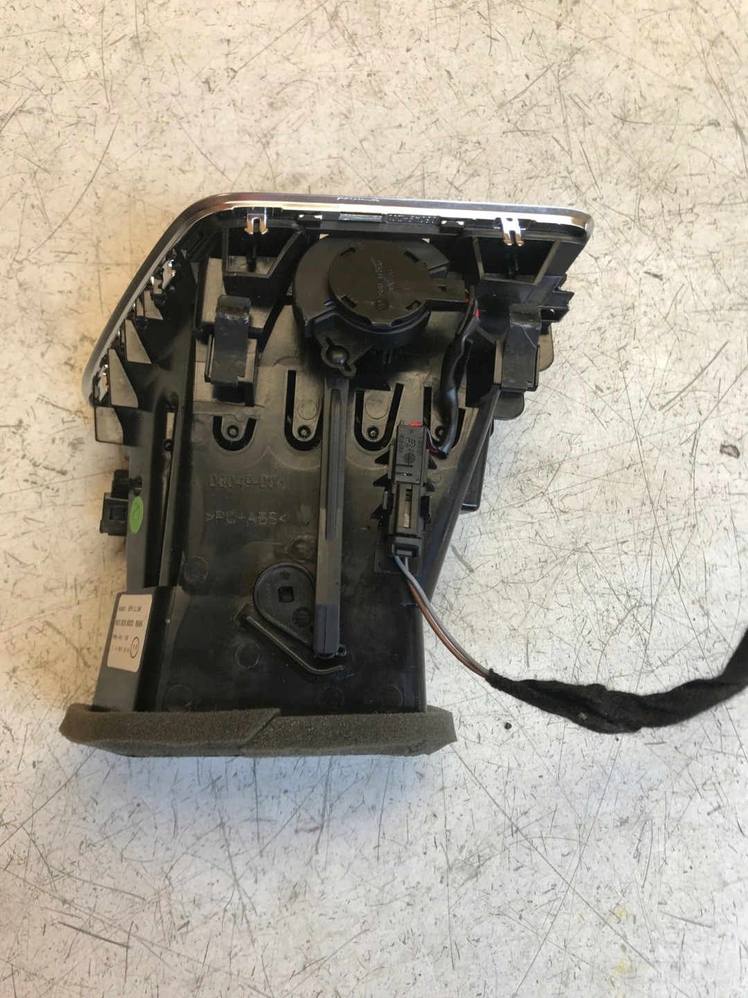 grid air conditioning devices right AUDI Q3 8U1820902C