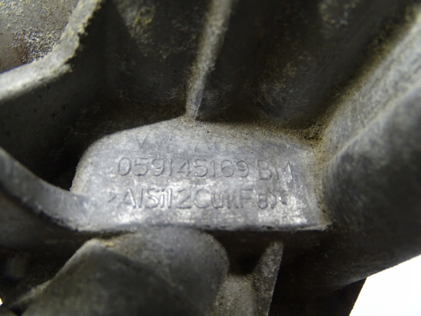 držák držák vedení hadice vody AUDI A4 B9 059121071DE 059145169B