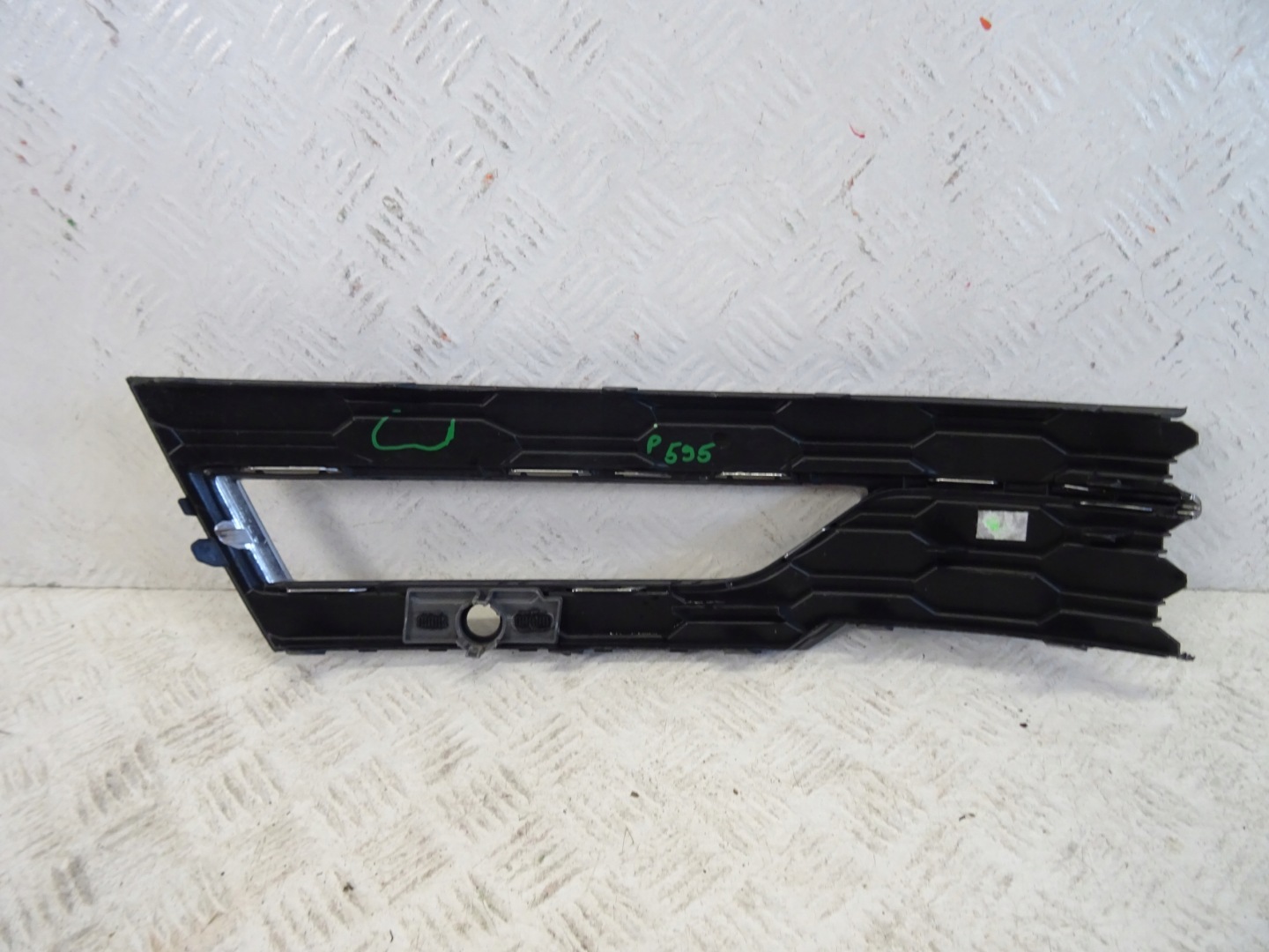 grid of a bumper front front right SKODA OCTAVIA IV 5E3807682 G