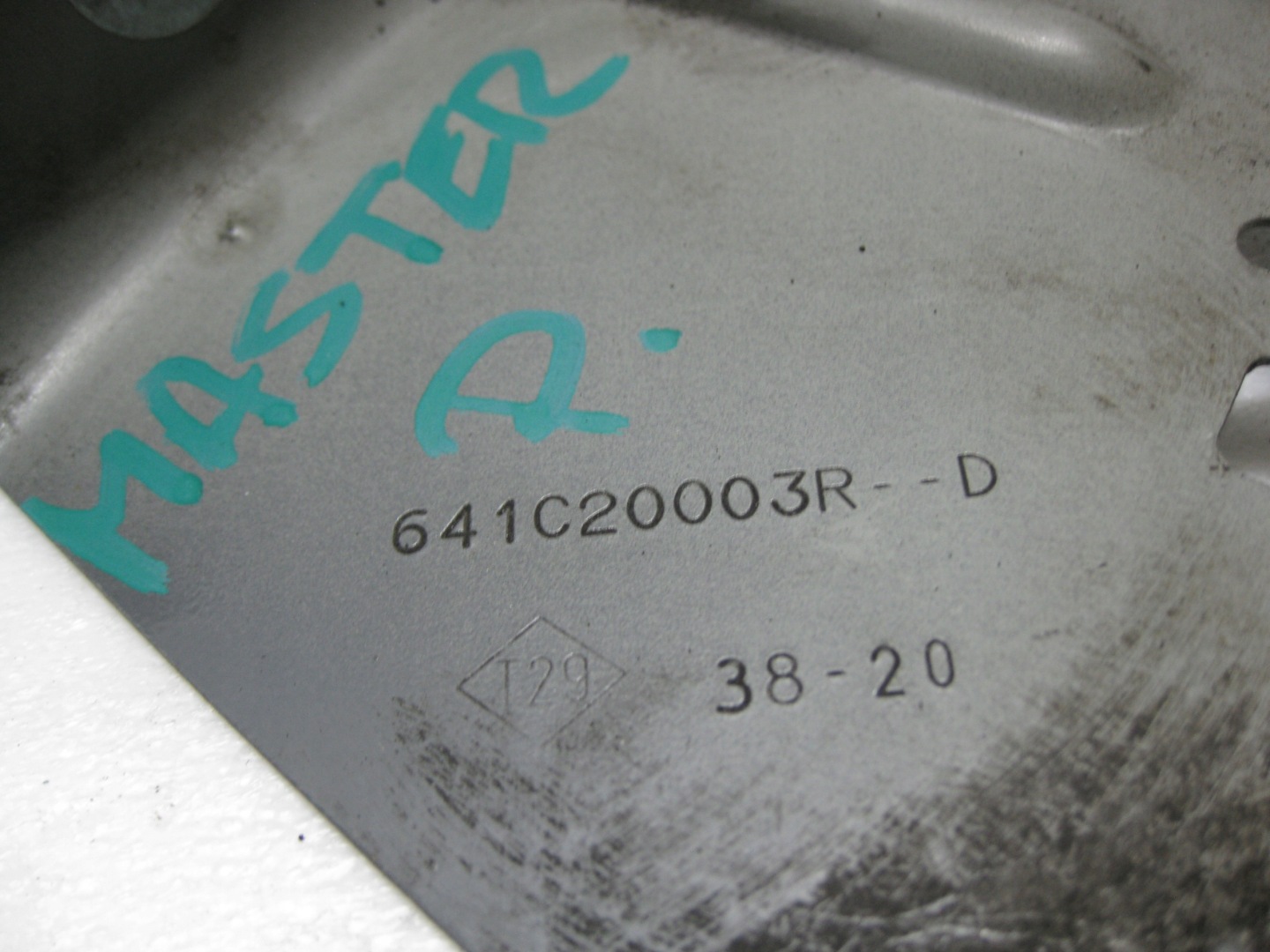 RENAULT MASTER III LIFT staffa parafango destra anteriore 641C20003R