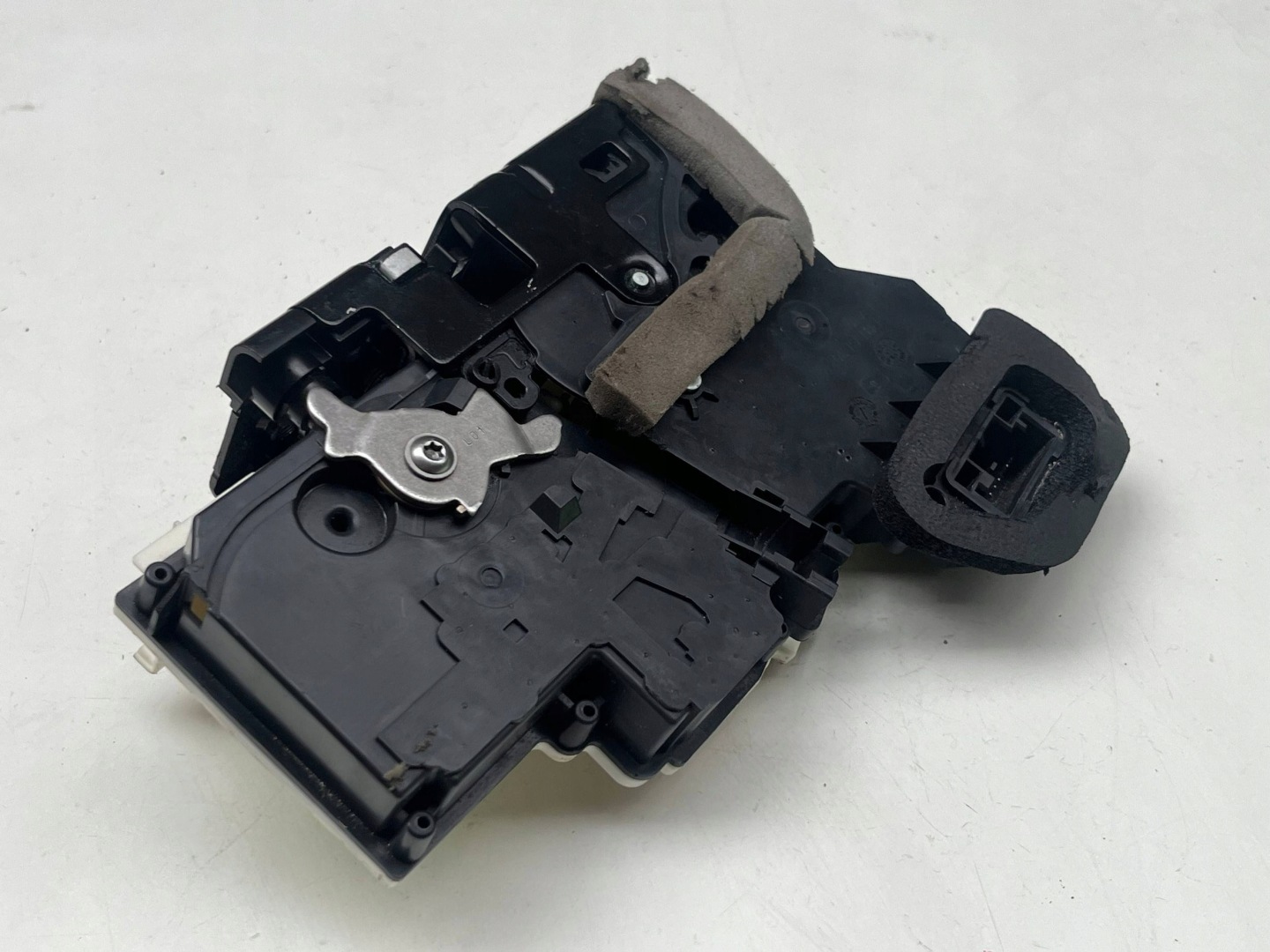 AUDI A6 A7 Q8 lock door left rear part 4K0839015Q @M