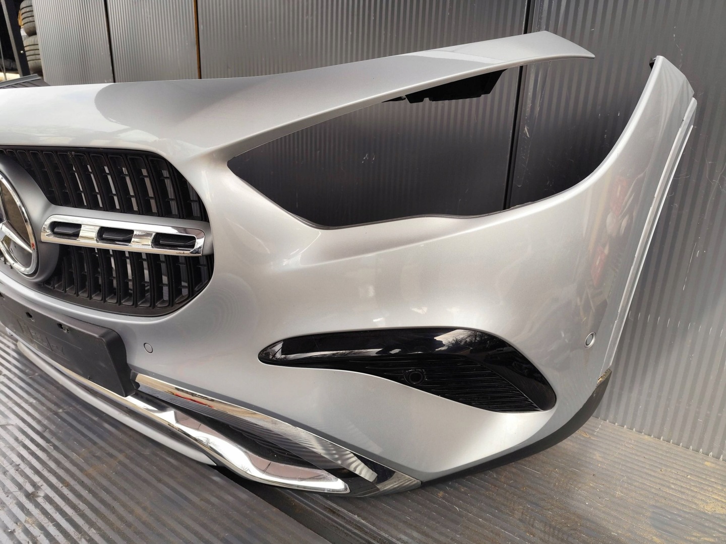 MERCEDES GLA 247 front bumper 6xPDC complete DEMONTAZ