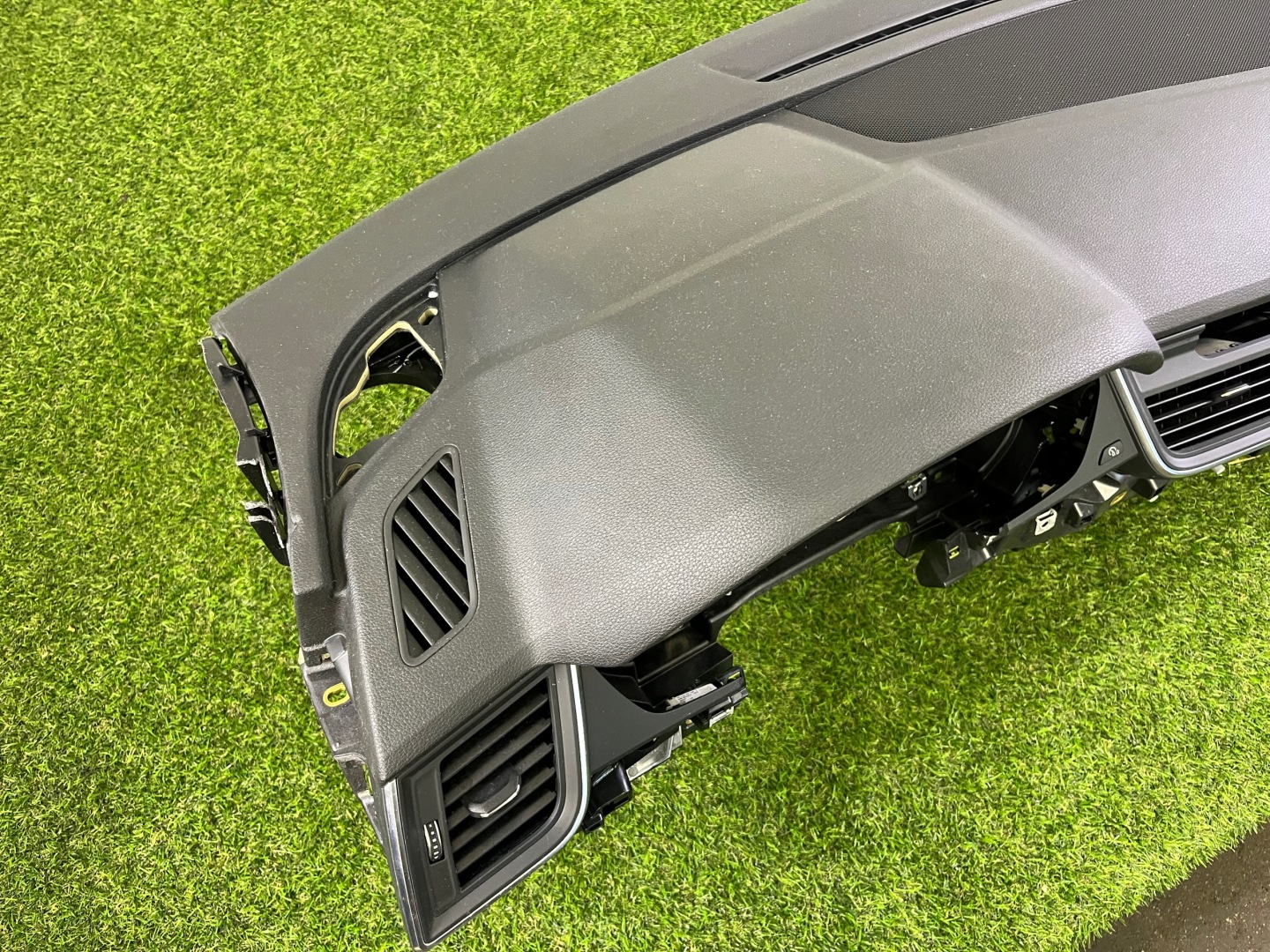 dashboard instrument panel console cockpit AUDI Q5 2018 80B857001 / 80A880204D
