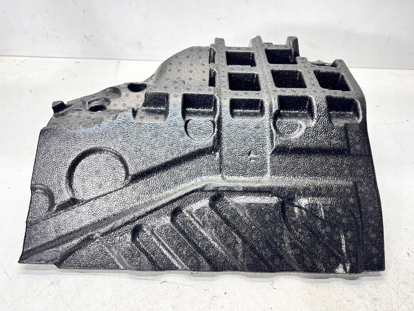 WKLAD polystirene below feet right AUDI Q4 E-TRON 10C864417B