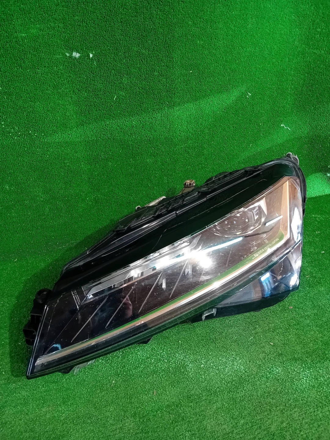 REFLEKTOR left front SKODA SUPERB III LIFT FULL LED 19- NR.R747