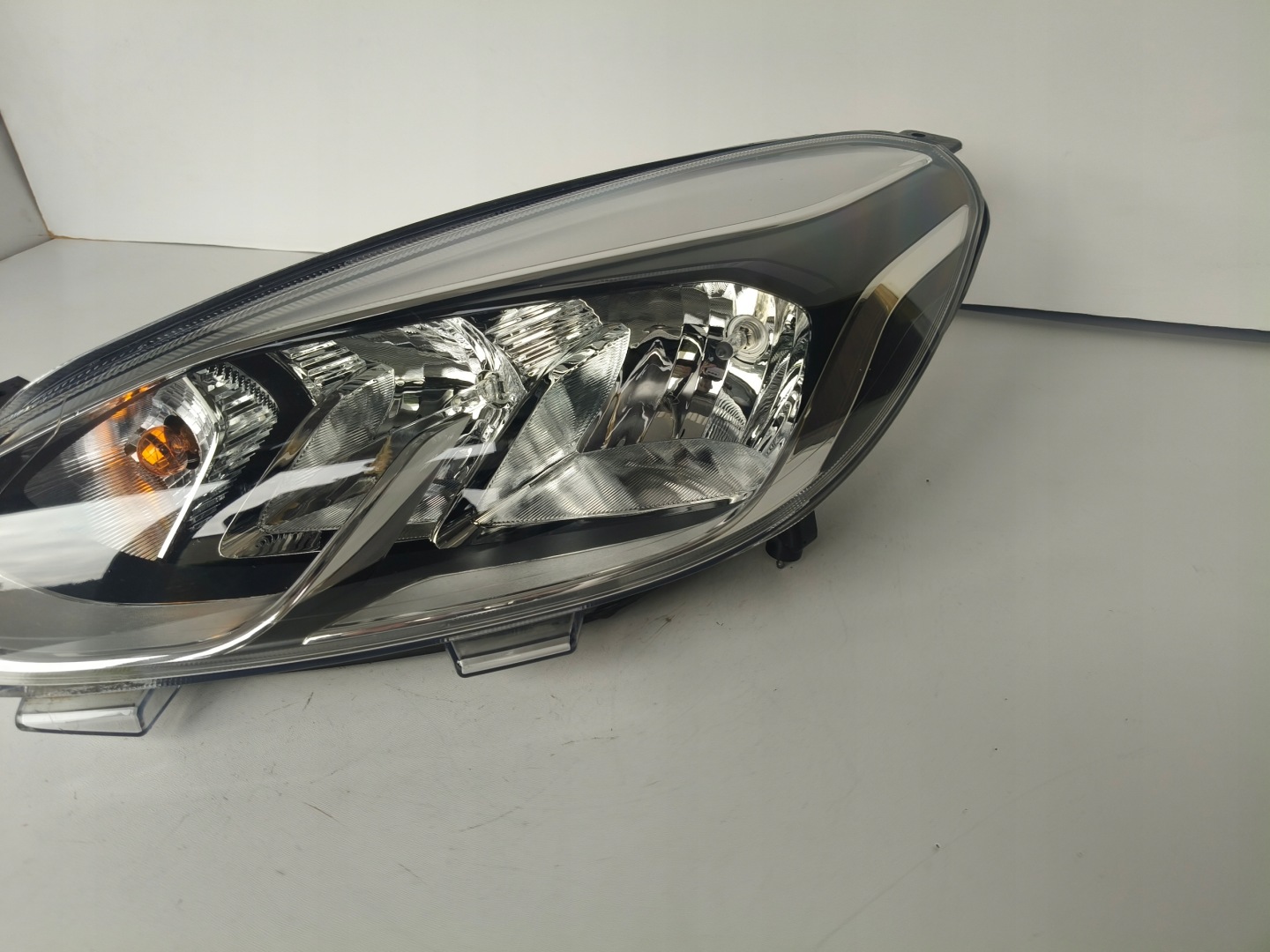 light left REFLEKTOR FORD FIESTA MK8 17