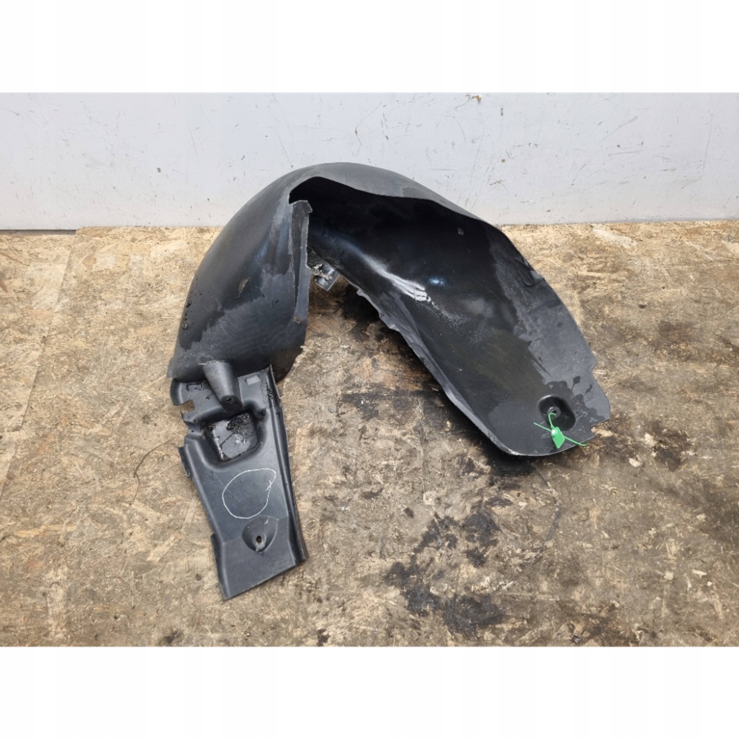 mudguard right rear part A2036980430 MERCEDES W203
