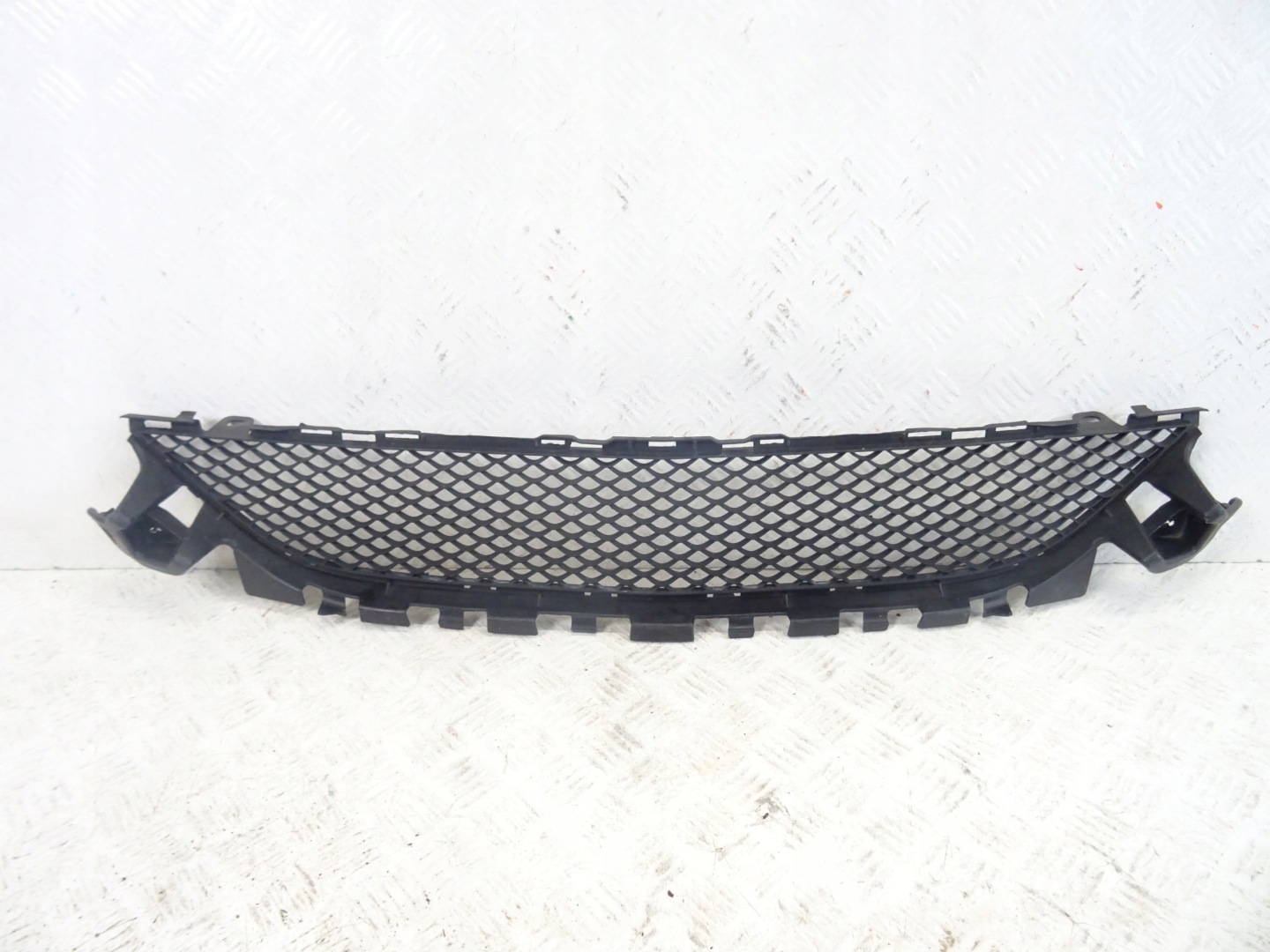 grid of a bumper front front central MERCEDES W205 A2058852123