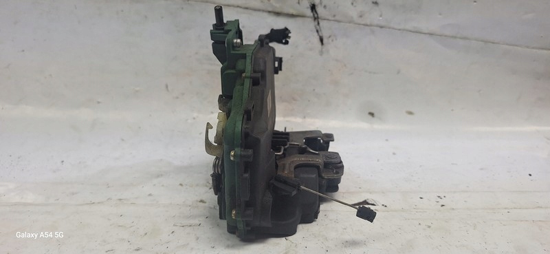 lock door SKODA SUPERB and right front D3B2837016H