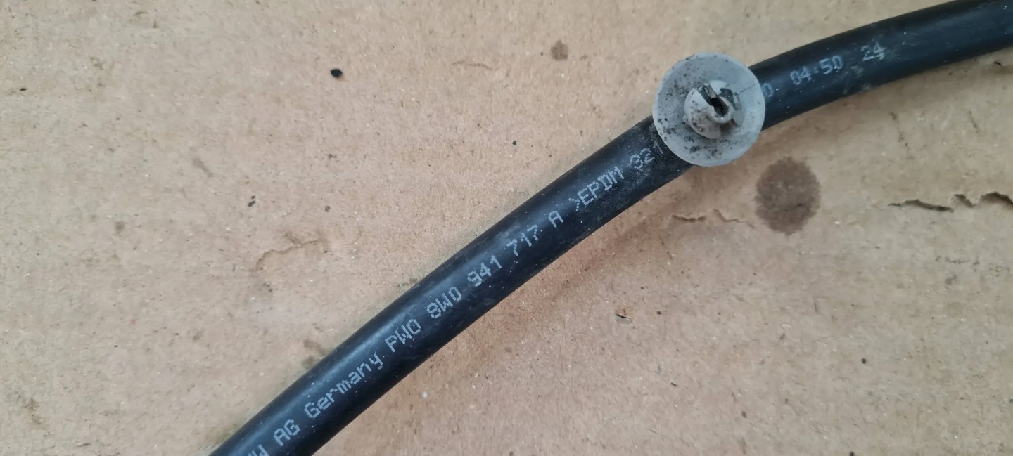 A4 S4 B9 ODPOWIETRZNIK lights left front 8W0941717A