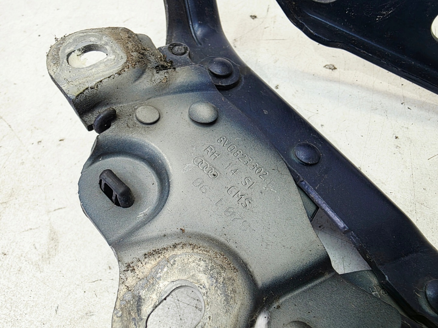 hinge bonnets right AUDI A3 8V LIFT 8V0823302F