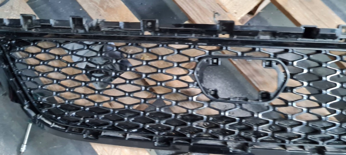 Chrysler Pacifica 2022 grid central lower of a bumper ORG 6WF63TRMAB