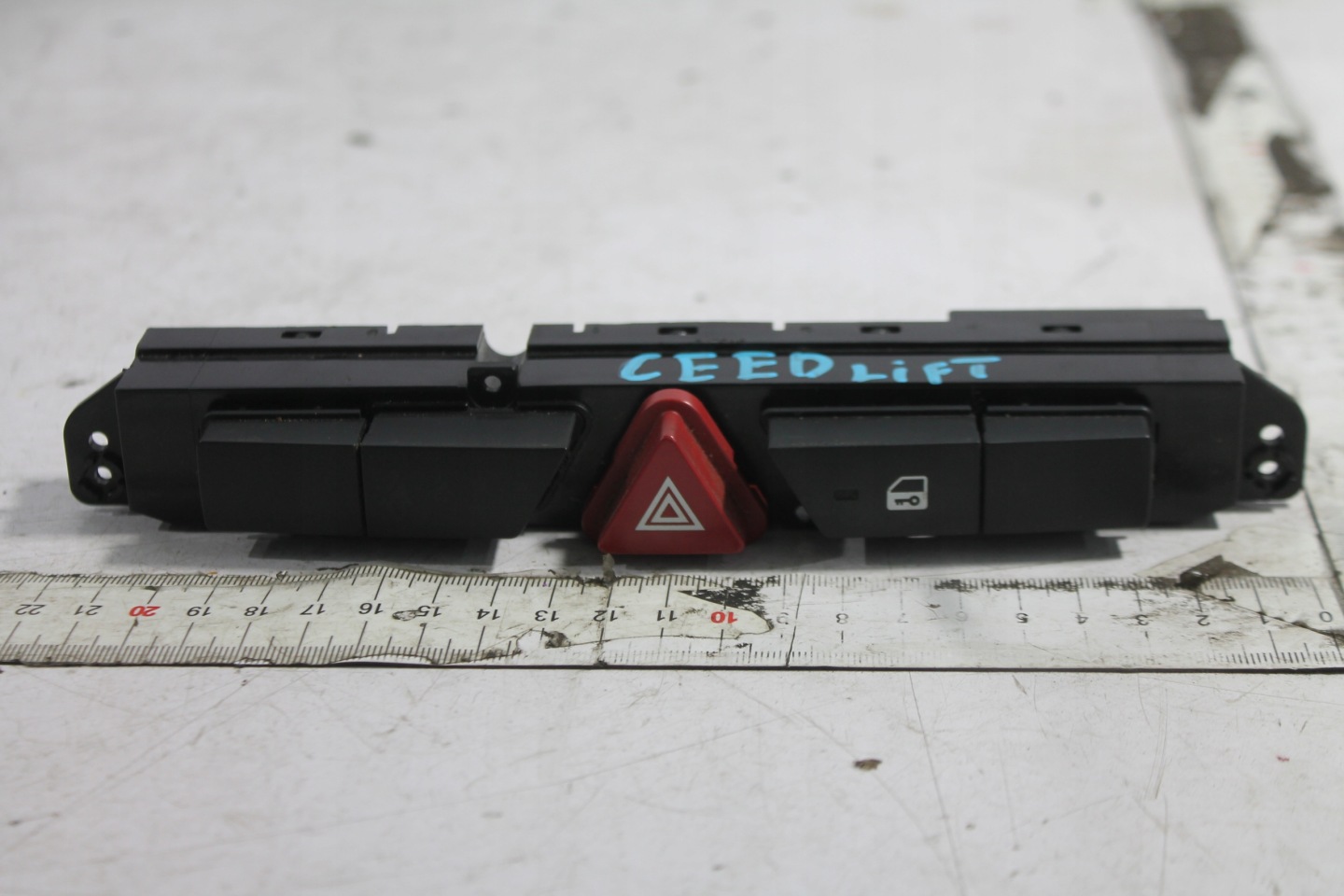 switch of warning lights 93700-1H900 CEED LIFT 09-12