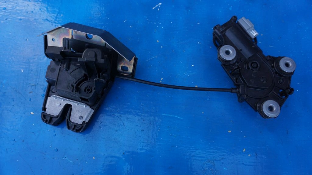VOLVO S90 V90 - lock bonnet boot