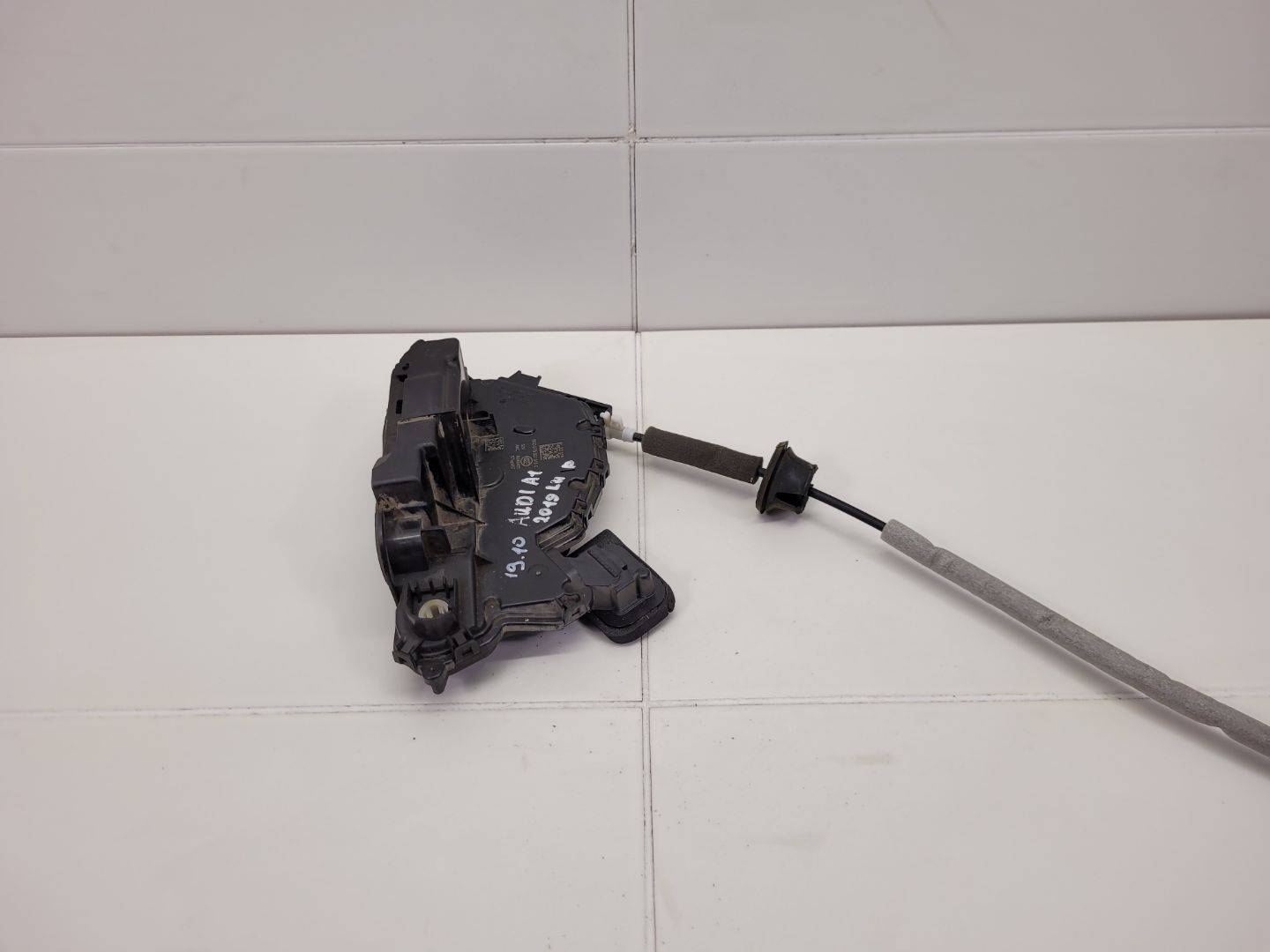 lock door front left side Audi A1 GB 2018 5TB837015C