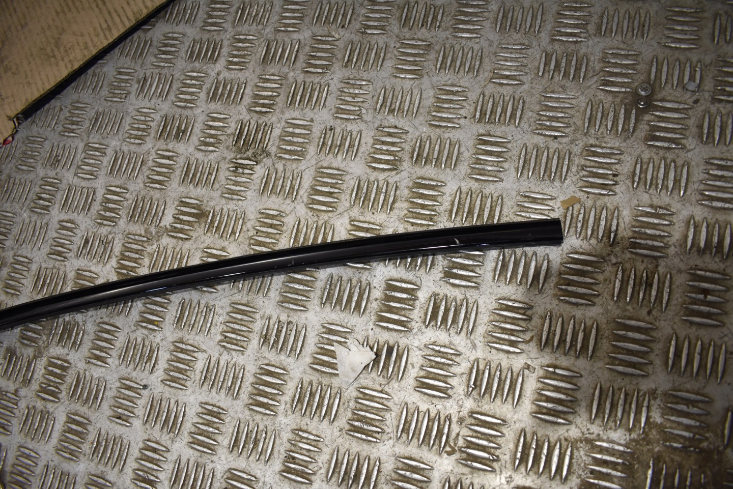 lišta střešním levá PORSCHE TAYCAN 1