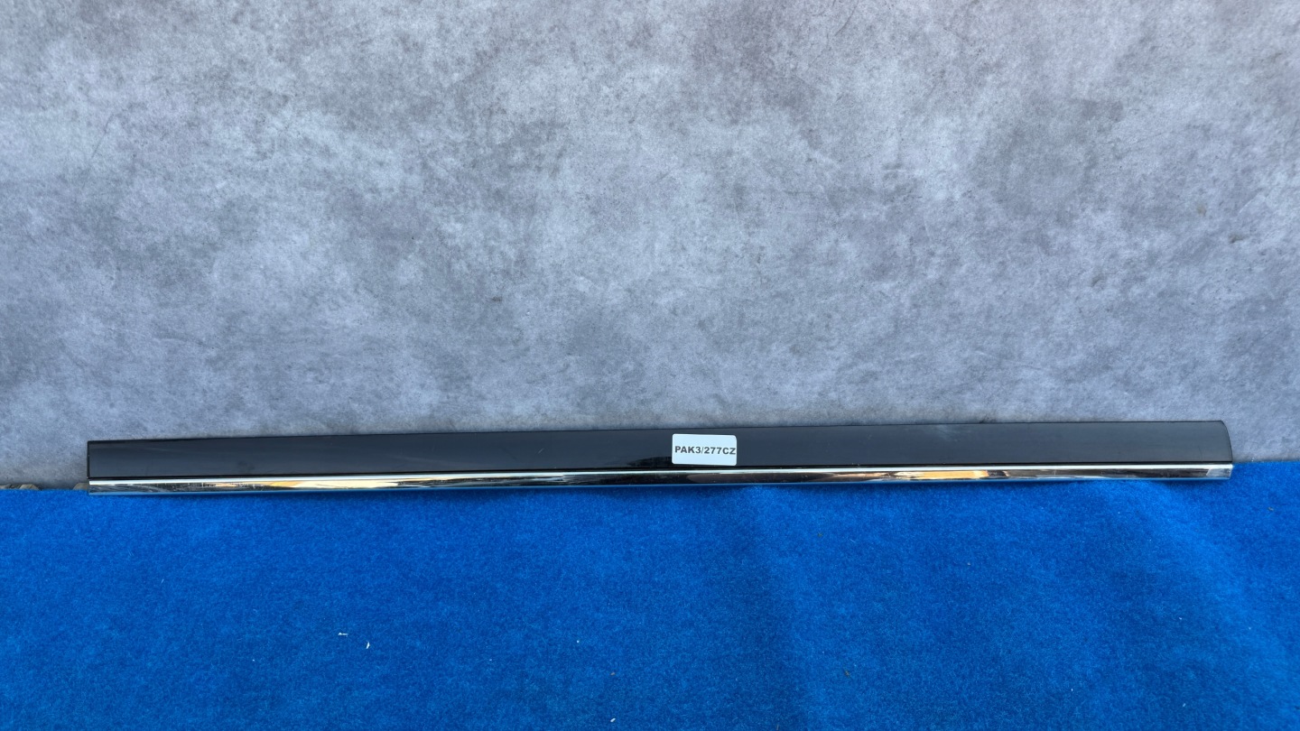 AUDI A8 D3 moulding LISTEWKA door right front 4E0853954D PAK3/277CZ