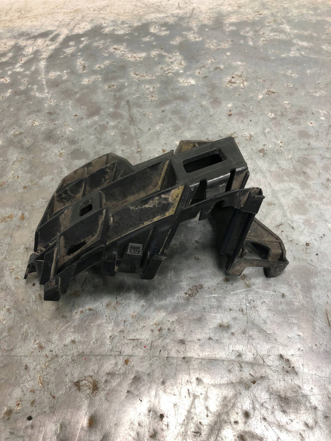 bumper bracket right rear part VW PASSAT B8 KOMBI 3G9807484A