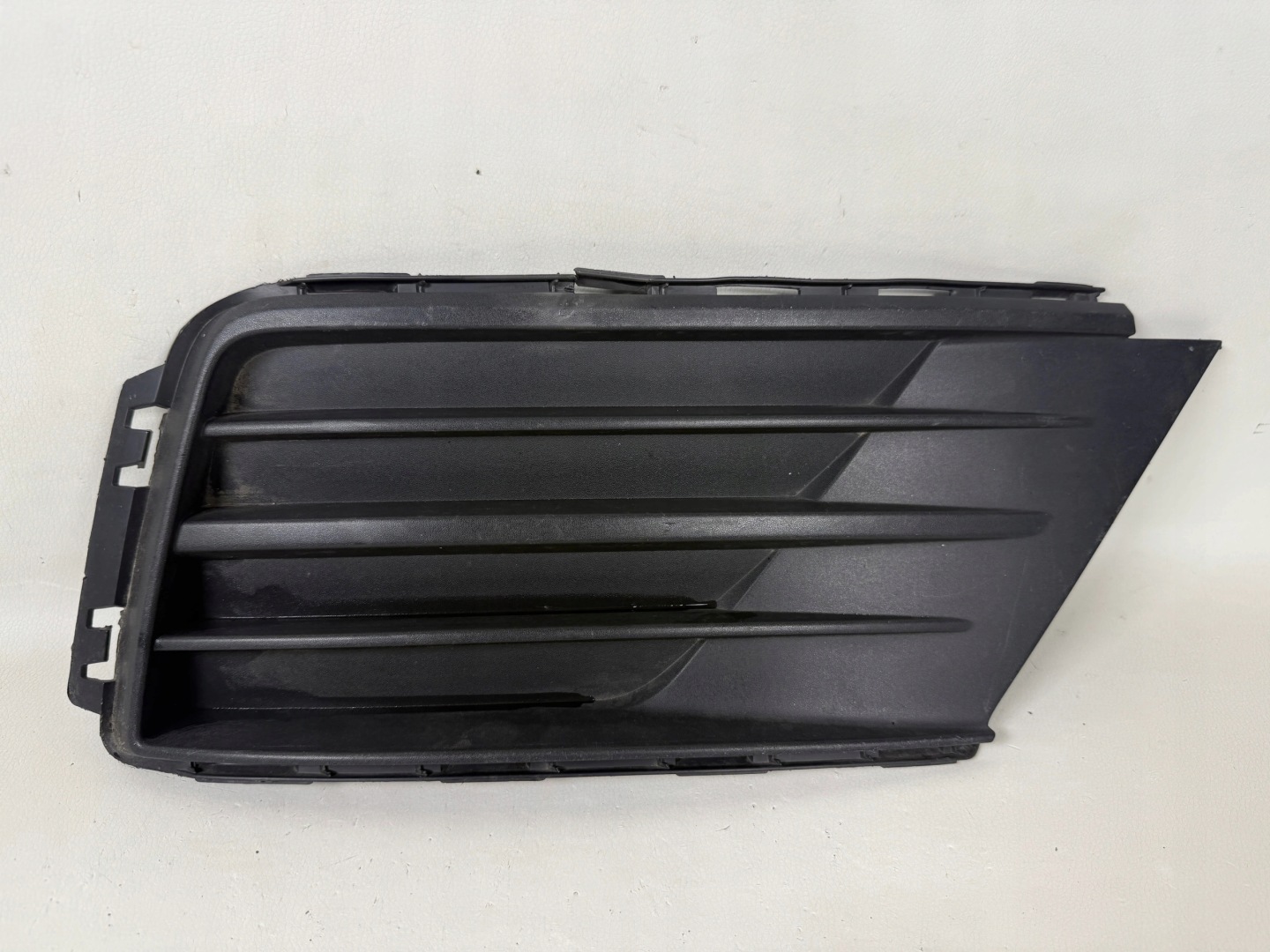 VW CADDY 2K5 mřížka nárazníku předek pravá 2K5853666E
