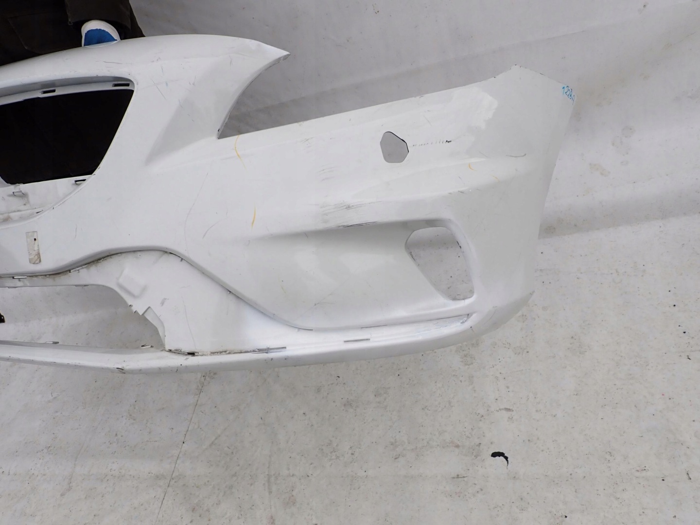 VOLVO V40 R-design 12-19 bumper front washer PDC