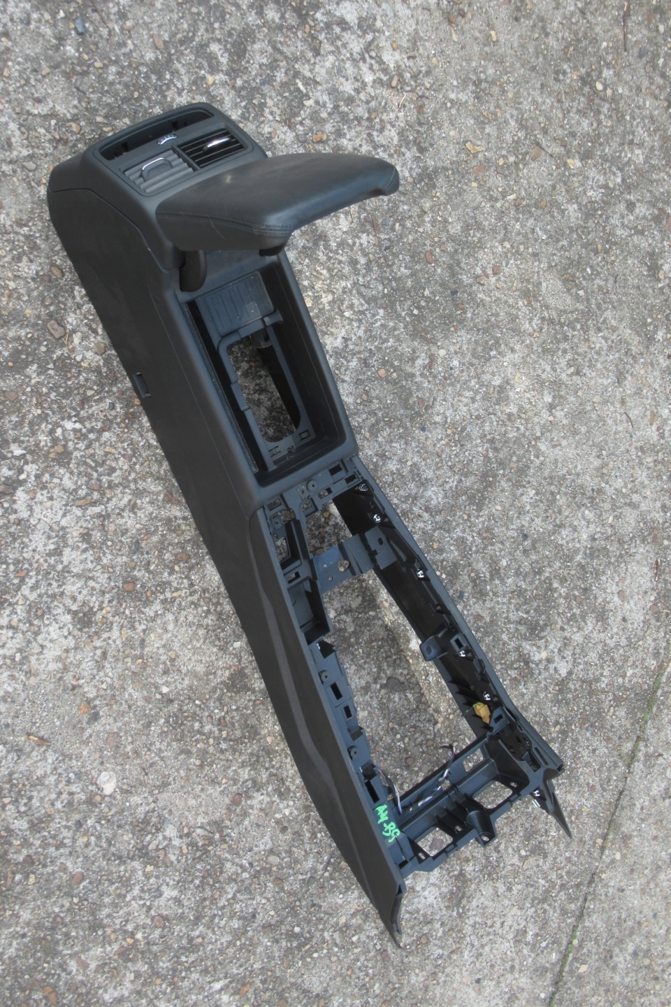 AUDI A4 B9 AVANT 3.0 TDI 18R TUNEL central armrest