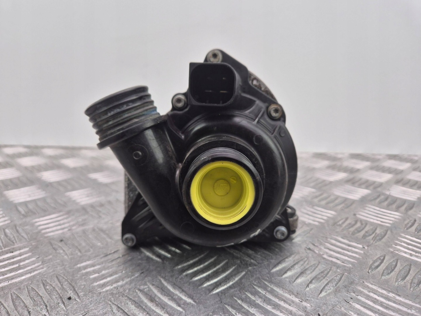 BMW 3 E90 E91 335i water pump 11868015