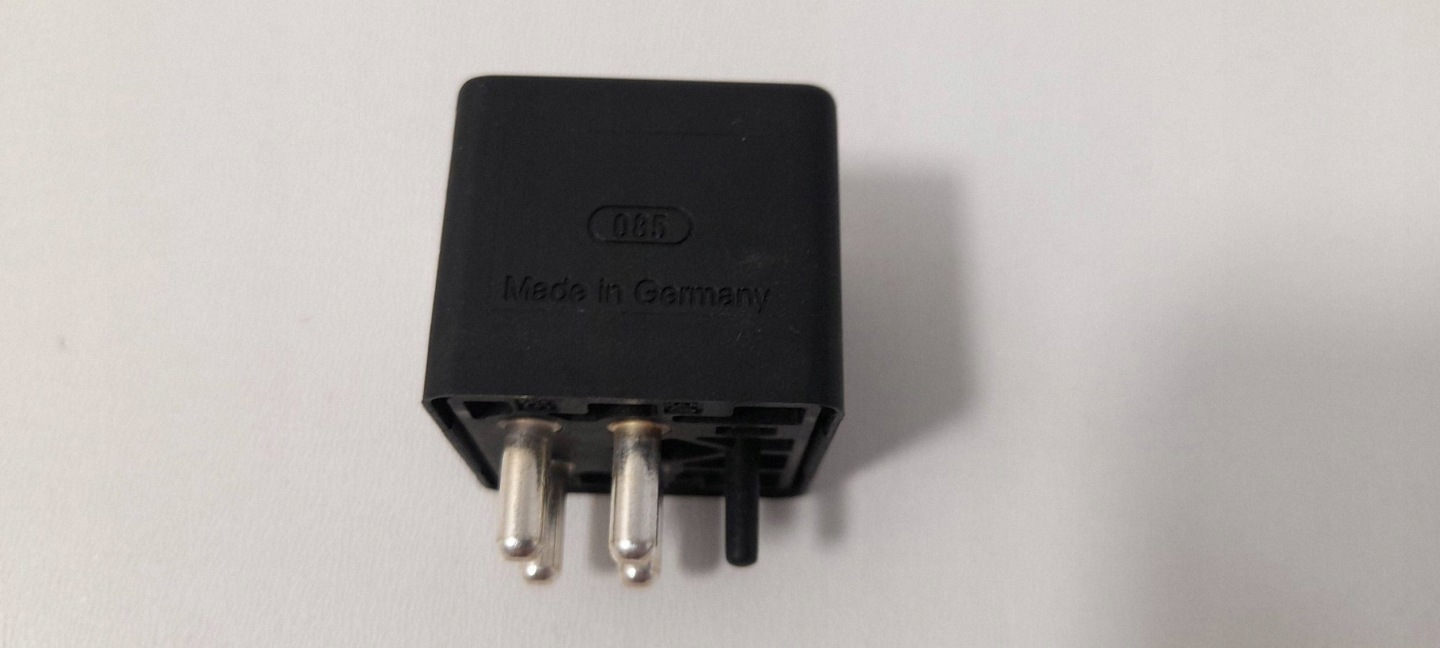 Mercedes-Benz E W124 relay ABS 0332002171 (P390)