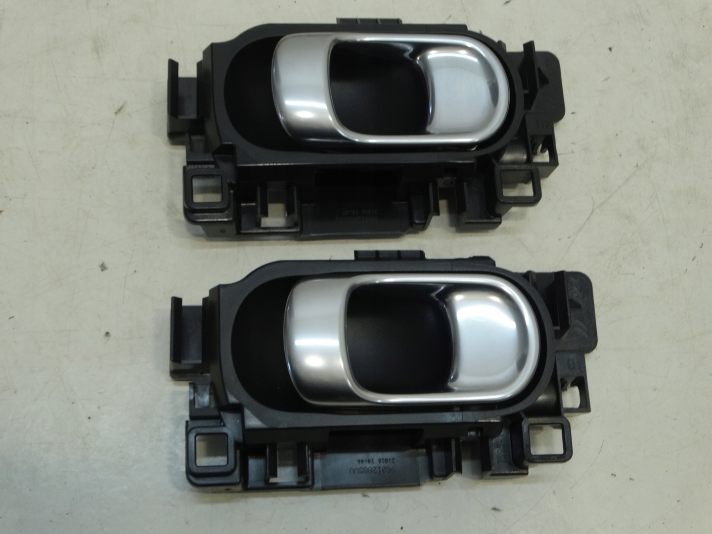 handle inner right front rear part CITROEN C4 CACTUS 16R. 98012885VV