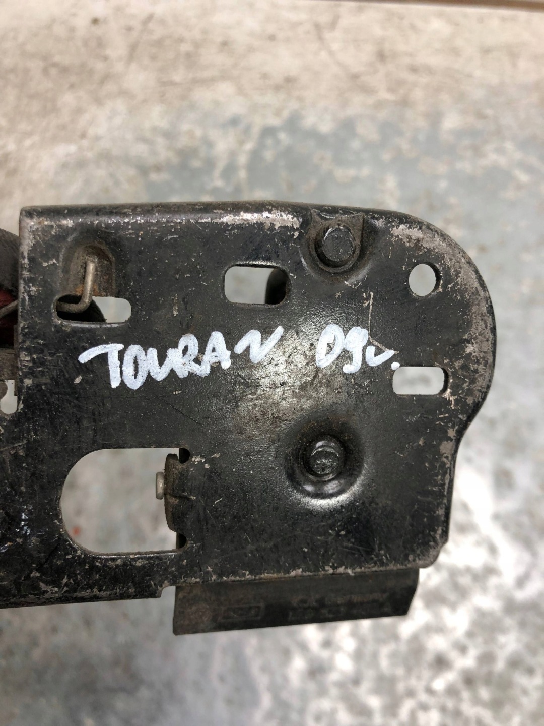 lock RYGIEL bonnets VW TOURAN and 1T0823480A
