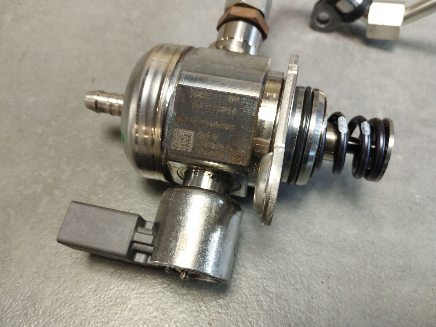 Audi A4 B9 2017 2.0 tfsi feed pump 06K127028B