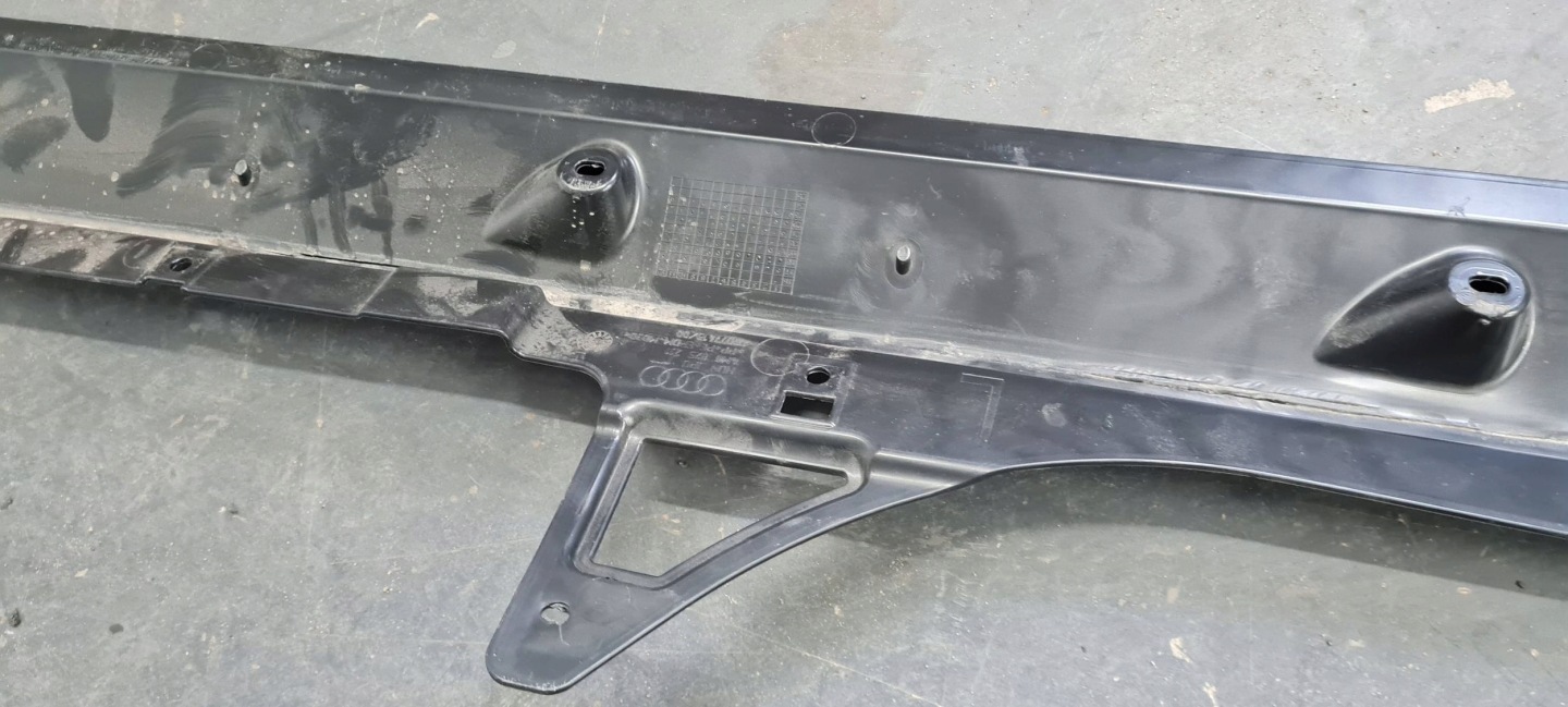 SQ8 4M RSQ8 Q8 moulding cap threshold left plastic of the threshold 4M8825211